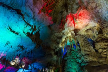 Prometheus CAVE, GEORGIA - 24 Temmuz 2015 'te Tskaltubo, Georgia yakınlarındaki Prometheus mağarası. Bu Gürcistan 'ın doğal harikalarından biridir. Sarkıtların ve dikitlerin nefes kesici örneklerinden biridir..