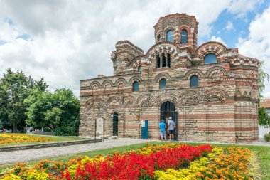NESSEBAR, BULGARYA - 20 Temmuz 2016: Eski kasabadaki Saint Mary Ortodoks Katedrali. Site, Antik Nesebar Kenti UNESCO Dünya Mirası Alanının bir bölümünü oluşturuyor..