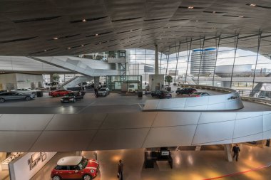 MUNICH, Almanya - 17 Mart 2018: BMW Welt 'in iç mekanı, BMW' nin çok işlevli müşteri deneyimi ve sergi tesisi. COOP HIMELB (L) AU tarafından tasarlanmıştır..