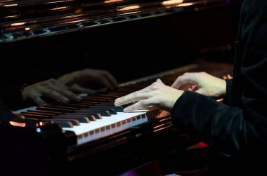 Caz çalan tanınmayan genç piyanist. 