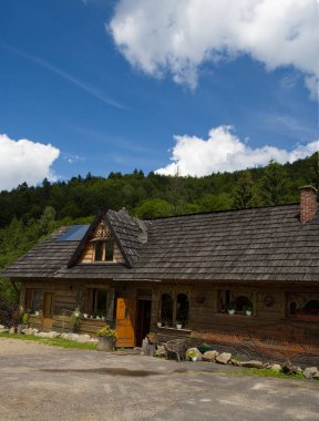 Köydeki eski ahşap ev.