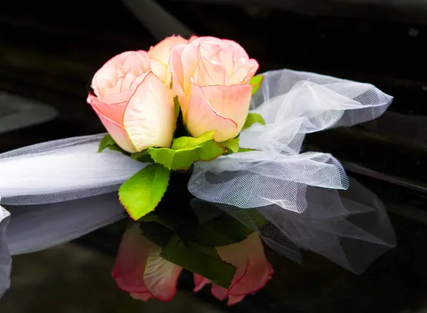 黑色背景的粉红玫瑰 — 图库照片