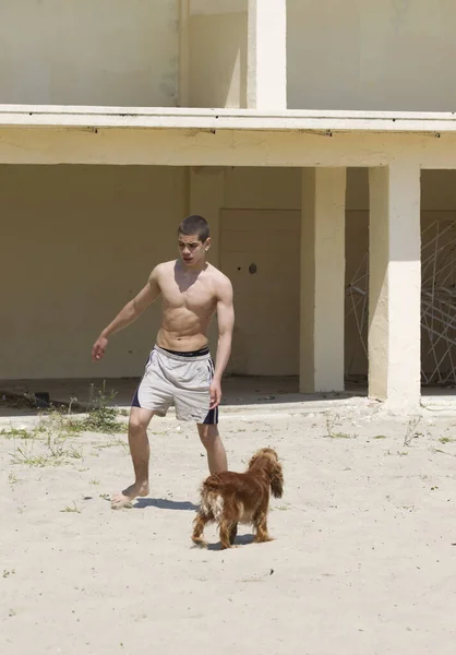 Hombre Con Perro Playa — Foto de Stock