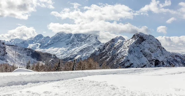 Paisagem Inverno Com Montanhas Cobertas Neve — Fotografia de Stock