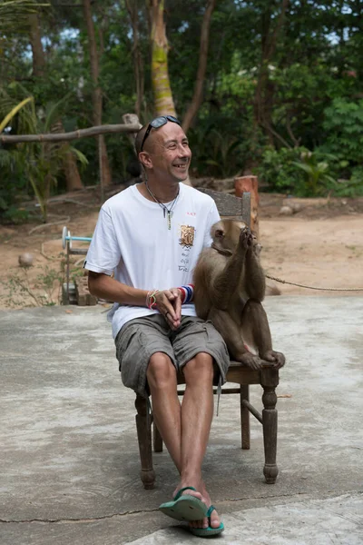 Hombre Con Mono Sentado Silla Tailandia — Foto de Stock