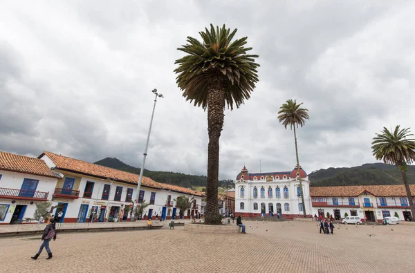 Zipaquira コロンビア 2015年10月22日 ジパキアのメイン広場 町は主に塩の大聖堂 トンネル内の塩鉱床の中に建てられた地下教会で知られています — ストック写真