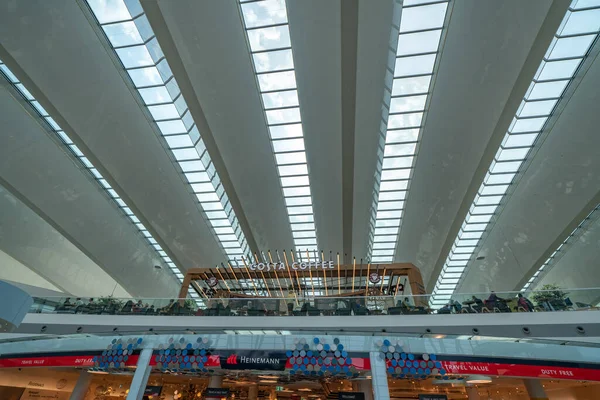 Interior Aeroporto Moderno Com Pessoas — Fotografia de Stock