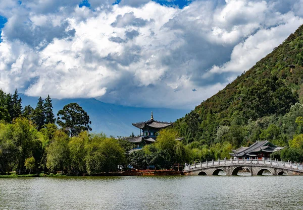 Красивое Озеро Рядом Традиционным Городом Китае — стоковое фото