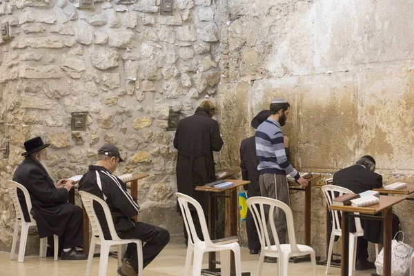 Masada Oturan Pencereye Bakan Kıdemli Adam — Stok fotoğraf