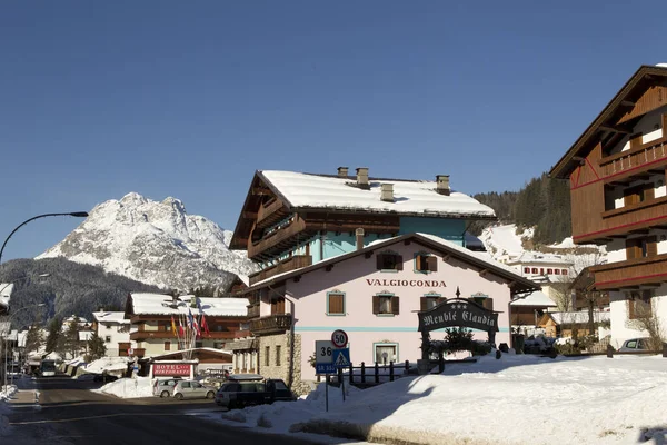 Blick Auf Das Bergdorf Den Schweizer Alpen — Stockfoto