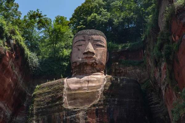 Große Buddha Statue Gebirgsfelsen — Stockfoto