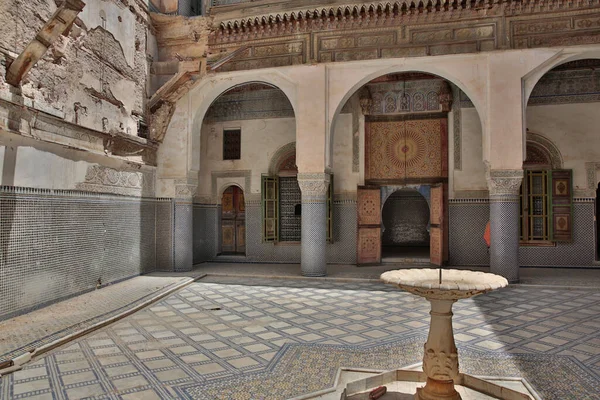 Fes Morocco Června Ozdobné Řezby Omítnutých Stěnách Dřevořezbách Nádvoří Madrasa — Stock fotografie