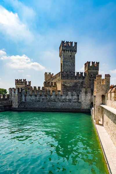 Sirmione Italy July 2018 Scaliger Castle 13Th Century Sirmione Garda — Stock Photo, Image