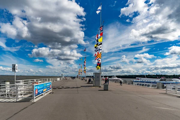 ロシア ピーターホフ2018年8月13日 ロシア ピーターホフの桟橋 高速船の港 の人々 — ストック写真