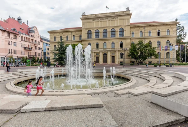 スペインのアランフエス市の中心部にある噴水です — ストック写真