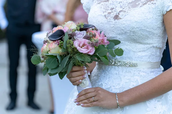 Svatební Kytice Rukou Nevěsty — Stock fotografie