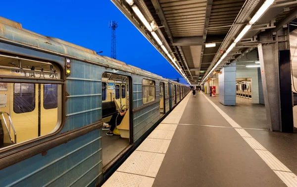 Metro Trem Estação Cidade — Fotografia de Stock