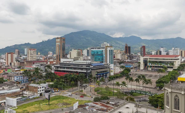 Pereira, COLOMBIA - 25 Ekim 2015: Yağmurlu bir günde Pereira 'nın gerçek görüntüsü. Şehir, And Dağları 'nın eteklerinde, Kolombiya' nın kahve üreten bölgesinde yer almaktadır..