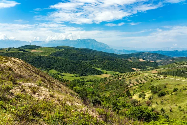 Berglandschaft Mit Grünem Gras Und Blauem Himmel — Stockfoto