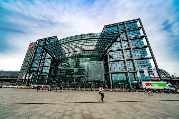 Edifício Moderno Com Reflexão Nuvens — Fotografia de Stock