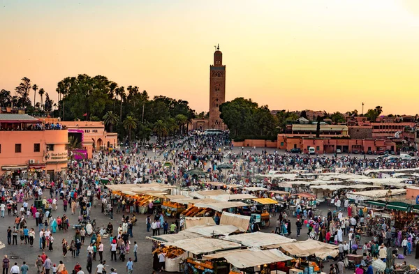 Marrakesh Morocco June 2013年6月3日 身份不明的人访问了摩洛哥马拉喀什的Jemaa Fna广场 这个广场是联合国教科文组织世界遗产的一部分 — 图库照片