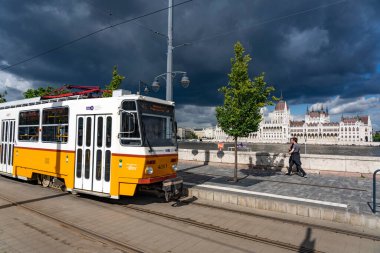 Budapeşte, Macaristan - 15 Mayıs 2019: Budapeşte, Macaristan 'daki Parlamento binasının önündeki Batthyany Meydanı tramvayı