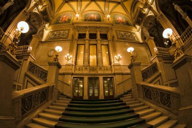 Vienna, AUSTRIA - 30 Kasım 2016: Viyana Devlet Opera Evi. Wiener Staatsoper yılda yaklaşık 300 gösteride 50-70 opera ve bale sahnelemektedir.. 