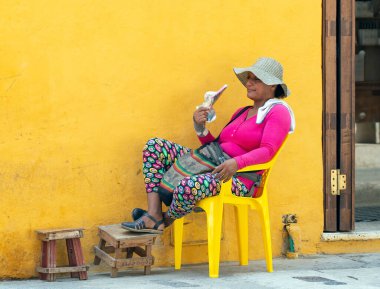 CARTAGENA, COLOMBIA - 29 Ekim 2015: Cartagena şehir merkezinde kimliği belirsiz bir kadın. Kolombiya 'nın en büyük beşinci şehri ve Barranquilla' dan sonra bölgenin en büyük ikinci şehridir..
