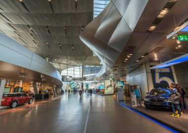 Ziyaretçilerle birlikte modern binanın içi