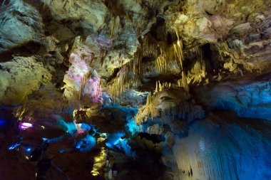 Prometheus CAVE, GEORGIA - 24 Ekim 2014: Tskaltubo, Gürcistan yakınlarındaki Prometheus mağarası. Bu Gürcistan 'ın doğal harikalarından biridir. Sarkıtların ve dikitlerin nefes kesici örneklerinden biridir..