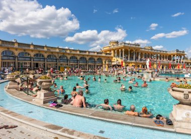 Budapeşte, Macaristan. 16 Nisan 2016: Macaristan 'ın Budapeşte kentinde güneşli bir günde Szechenyi Hamamları.