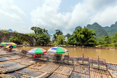 Dağlardaki nehrin güzel manzarası