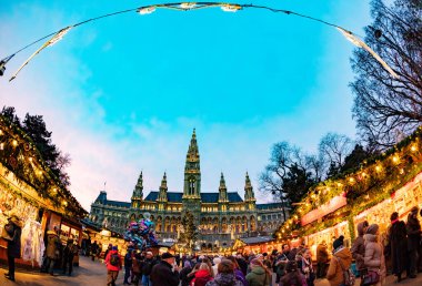VİANNA, AUSTRIA - 19 Aralık 2019 İnsanlar Avustralya 'nın başkentindeki yıllık Noel pazarını ziyaret ediyor. 