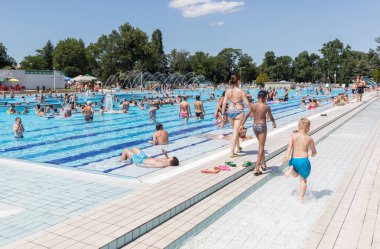 Parkta yüzme havuzu