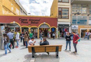 BOGOTA, COLOMBIA - 22 Ekim 2015: Kimliği belirsiz insanlar La Candelaria 'nın diskinde yürüyorlar. La Candelaria Bogota 'nın tarihi merkezi. Kolombiya 'nın başkenti burada 1538' de kuruldu.