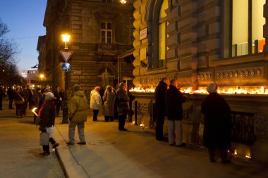 Kar ve fenerlerle dolu Noel gecesi sahnesi
