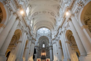 Eski konser salonunun içi.