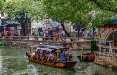 Suzhou, Çin - 5 Ağustos 2017: Tongli, Çin 'in (Asya' nın Venedik 'i) su kenti Çin' de popüler ve güzel bir şehirdir.