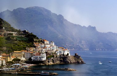 Dağların ve denizin manzarası