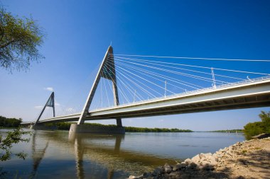 Yazın Tuna Nehri 'nin karşısındaki megyeri köprüsü