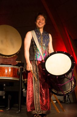 Kimliği belirsiz insanlar Japon tarzında tiyatro sahnelerinde oynuyorlar.