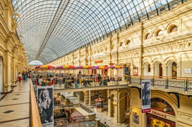 Moskova, Rusya - 16 Ağustos 2018: Moskova 'daki GUM mağazasındaki alışveriş galerilerinin görüntüsü
