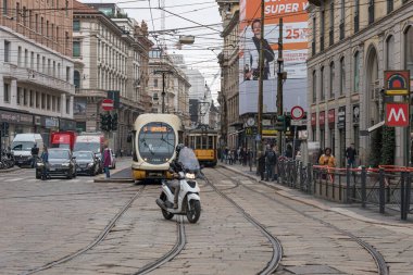 Milan, İtalya - 23 Ekim 2019: Milano şehir merkezinde tramvay.