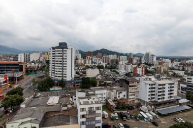 Pereira, COLOMBIA - 25 Ekim 2015: Yağmurlu bir günde Pereira 'nın gerçek görüntüsü. Şehir, And Dağları 'nın eteklerinde, Kolombiya' nın kahve üreten bölgesinde yer almaktadır..