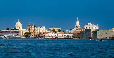 CARTAGENA, COLOMBIA - 29 Ekim 2015: Eski Cartagena limanı. Kolombiya 'nın en büyük beşinci şehri ve Barranquilla' dan sonra bölgenin en büyük ikinci şehridir..