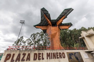 ZIPAQUIRA, COLOMBIA - 22 Ekim 2015: Zipaquira yeraltı tuz katedralinin girişi çok renkli tünellerde bir madenden inşa edildi.