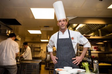 BUDAPEST, HUNGARY - 10 Şubat 2016: Aron Barka, Araz Restoranı şefi (Continental Hotel Budapeşte) mutfağında. Profesyonel kariyerine Hotel Kempinski 'de başladı..