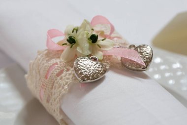 Mücevher kalplerin düğün süsü.