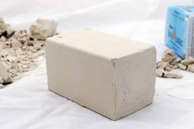 Küçük bir parça peynirli beyaz kutu