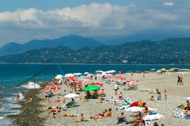 Sahilde bir grup insan.